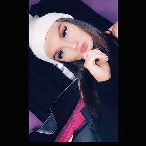 Meet your Posher, Abbey